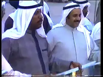 حسب طلب منصة تيك توك تم رفع جودة هذا الفيديو التاريخي يادار لنا حقج علينا #الكويت🇰🇼  #وطن النهار🇰🇼 الشيخ سعد والشيخ سالم الصباح والشيخ عبدالله الجابر والشهيد فهد الأحمد والشيخ جابر العبدالله والشيخ على صباح السالم رحمهم الله جميعاً وفي آخر صفوف العرضة يظهر الوفد القطري المشارك بإحتفال عودة الشيخ صباح السالم رحمه الله من العلاج عام 1977 ، ويظهر أمير الكويت الحالي سيدي صاحب السمو أمير البلاد المفدى الشيخ مشعل الأحمد الصباح أطال الله في عمره بجانب الشيخ نواف الاحمد رحمه الله بالعرضه، الشهيد فهد الأحمد هو اللي ناسف غترته ويدخل يعرض بجانب الشيخ عبدالله الجابر اللي لابس العقال المقصب رحمهم الله.