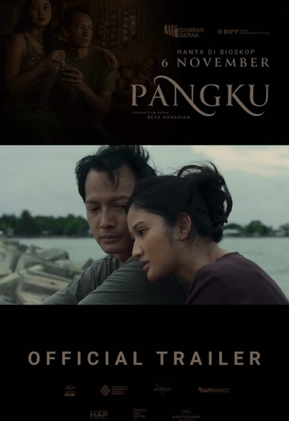Official Trailer - FILM PANGKU Sartika berusaha keluar dari titik terendah hidupnya untuk masa depan yang lebih baik. Pekerjaan sebagai gadis kopi pangku menjadi satu-satunya jalan menghidupi diri dan anaknya. Dalam perjalanannya untuk bertahan, ia bertemu banyak manusia yang membuatnya kembali mempertanyakan pilihan hidupnya. Akankah Sartika menemukan kebahagiaannya sendiri? PANGKU, film panjang pertama karya sutradara #RezaRahadian, produksi @FILM PANGKU. Dibintangi #ClarestaTaufan sebagai Sartika, #ChristineHakim sebagai Maya, #FediNuril sebagai Hadi, Shakeel Fauzi Aisy sebagai Bayu, dan Devano Danendra sebagai Gilang. #FilmPangku, tayang 6 NOVEMBER 2025 di Cinépolis Cinemas!