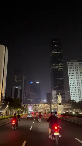 Cahaya Jakarta malam seperti bintang tak pernah padam, meski langitnya tak selalu cerah 🌙🌃 #jakarta #jalanjakarta #viewjakarta #explorejakarta #jakartacity 