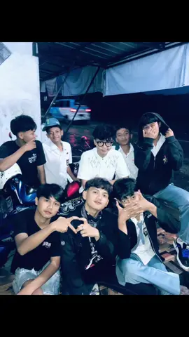kami akan terus berdansa, di atas cacian mereka🤷‍♀️