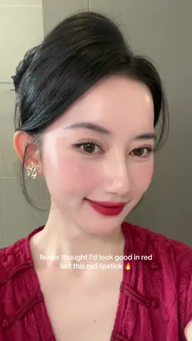 Không có dễ mà thấy Linh có bông hoa đánh son đỏ đâu đó 🤭  #camilinhtran #HợpTácCùng3CE #velvetplush #3andChịEm