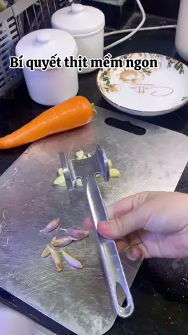 Đập thịt mềm . Chiên nướng thịt mềm thấm gia vị ngon hơn. Giã đủ thứ  tiện lợi#yeubepnghiennha #nauan #nauancungtiktok #ănngon #ăncungtiktok 