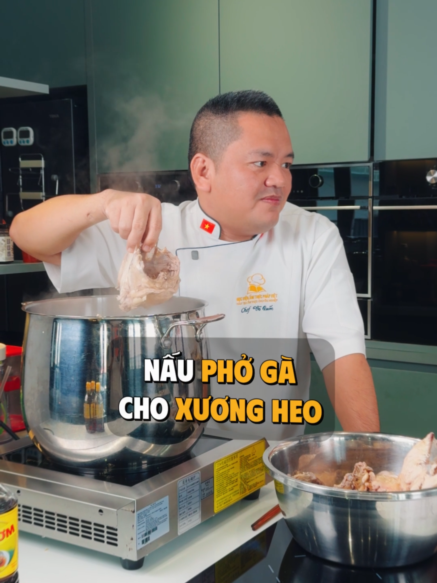 Nấu Phở gà có nên cho Xương Heo vào hầm? #voquoc #voquocchef #monngonmoingay #kinhdoanhmoquan #phogakinhdoanh