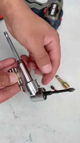 ⚒️💫LLEGA A LUGARES IMPOSIBLES  ¿Tornillos imposibles? Ya no. Este adaptador en ángulo te da acceso donde otros se rinden. Precisión, eficiencia y cero frustración. Porque el detalle no es opcional… es lo que te define.🔧 Compatible con cualquier taladro 🕒 Ideal para rincones, estructuras y muebles🎥 Mira cómo lo usamos en situaciones reales 👇 #InstaladoresQueInspiran #HerramientasQueResuelven #ModulartePrecisión #SolucionesReales #CarpinteríaModerna 