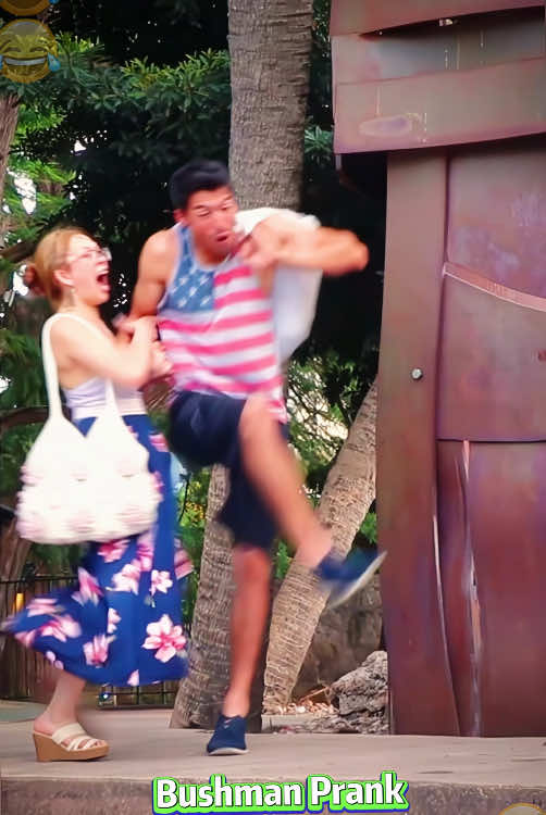 Bushman prank🤣🤣 #funnyvideo #prank #scary #bushmanprank #funny 