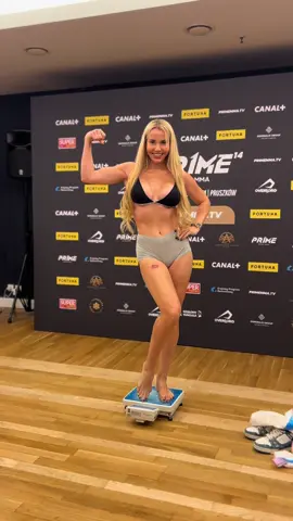 176 wzrostu, 64 kg wagi. 