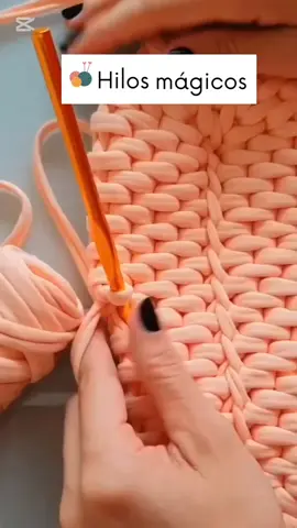 Solo quería dejar de pensar por un rato. Y sin planearlo, el crochet se volvió mi refugio. 🧶💜 Cada puntada me calma, cada tejido me recuerda que puedo crear cosas hermosas, incluso en mis días difíciles. : Guardá este video si también necesitás un momento solo para vos. 🔥 Hashtags: #CrochetTerapia #HilosMágicos #CrochetDesdeCasa #BienestarCreativo #TejidoConAmor   
