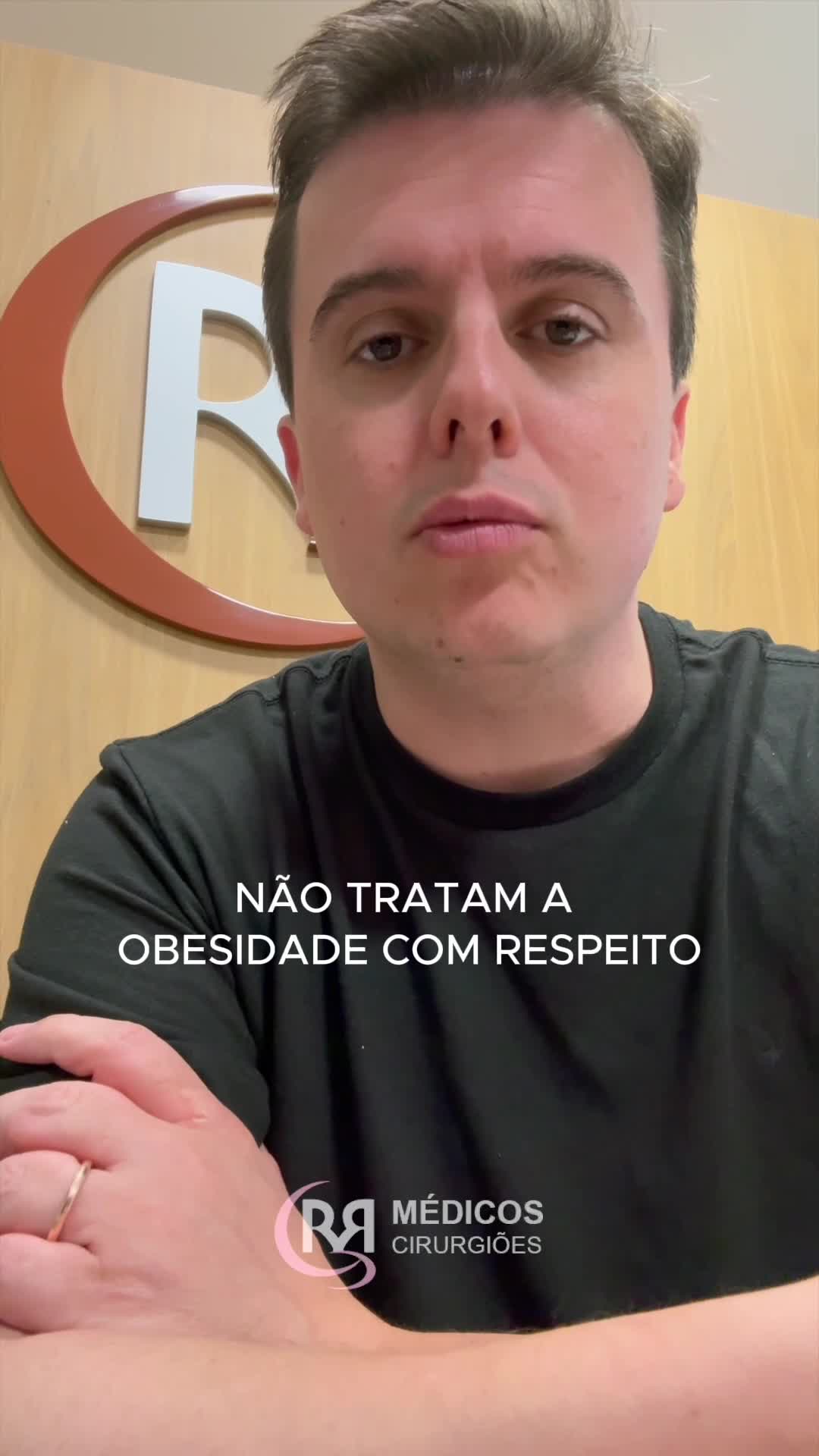 🎙️ 11 de Outubro | Dia de Prevenção e Tratamento da Obesidade ⠀ A obesidade é uma doença grave que afeta milhões de brasileiros — e ainda assim, muitas vezes, é tratada com descaso ou piadas. ⠀ 📣 No vídeo, o Dr. Felipe Rossi faz um alerta importante: 🔹 Obesidade não é falta de força de vontade. 🔹 Não existe fórmula mágica. 🔹 O tratamento exige acolhimento, respeito e responsabilidade. ⠀ Mais de 1/3 da população brasileira tem obesidade. Precisamos mudar o discurso, combater o preconceito e tratar a doença com a seriedade que ela exige. ⠀ 💬 Acolha. Respeite. Informe. Esse 11 de outubro pode ser um marco para transformar vidas. 💬 Se você convive com alguma dessas condições ou quer prevenir complicações, procure nossa equipe e descubra qual tratamento é ideal para o seu caso. Santo André Av. Portugal, 141 - sala 52 - Centro, Santo André - SP, 09040-010 📞 Telefone: (11) 4990-6088 📲 WhatsApp: (11) 99831-0628 🕓 Horário: Seg - Qui / 07h30 - 19h, Sex / 07:30 - 18h São Bernardo do Campo R. Caraíbas, 71 - Jardim do Mar, São Bernardo do Campo - SP, 09725-660 📞 Telefone: (11) 4123-0311 📲 WhatsApp: (11) 99907-5022 🕓 Horário: Seg - Qui / 07h30 - 19h, Sex / 07:30 - 18h São Caetano do Sul Alameda Terracota, 185 - Conj. 1016, Cerâmica, São Caetano do Sul 📞 Telefone: (11) 4221-6333 📲 WhatsApp: (11) 97338-4142 🕓 Horário: Seg - Qui / 07h30 - 19h, Sex / 07:30 - 18h ⠀ #ObesidadeÉDoença #TratamentoComRespeito #DrFelipeRossi #RRMédicosCirurgiões #DiaDaPrevençãoDaObesidade #CirurgiaBariátrica #SaúdeComEmpatia #ObesidadeTemTratamento #CuidadoComResponsabilidade #AcolherÉTratar