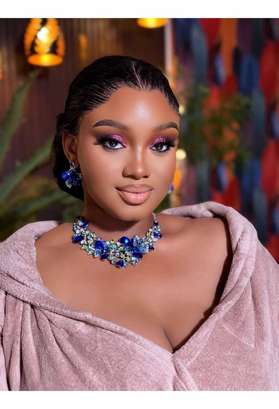 Comportement 😍🥰 par @Aya Nakamura  : : : Merci Binta ma belle 😍 Ami @sorabinta  : Robe, boucle d'oreille et collier @costume_by_iyk @Okonkwo emmanuel  : #kingbrightmagictouch #MakeupArtist #MakeupByKingBright #GlamByKingBright #makeuptransformation        