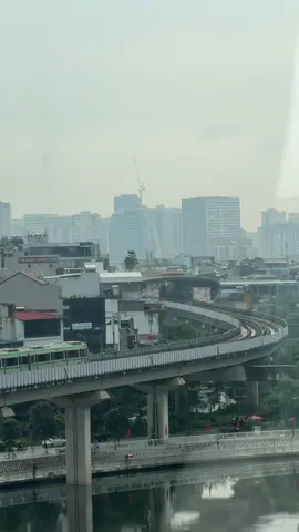 Chúng ta đang ở độ tuổi.Mà chỉ cần bỏ lỡ nhau thì đối phương sẽ lập gia đình..