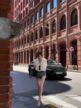 Em chỉ lui về sau lưng người đàn ông duy nhất, đó là chồng em. Còn lại phải cạnh tranh công bằng #xuhuong