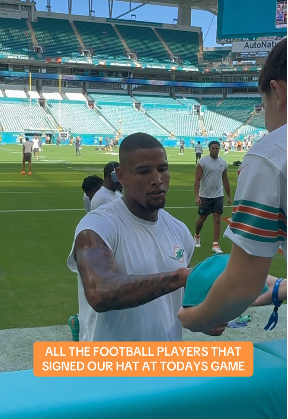 Today was a good autograph day at the Miami Dolphins Game 🐬🏈 Tell me in comments who your favorite player is ⬇️ #miamidolphins#nflplayers#nfl#footballgames#nflfootball  @Draco2x🫵🏾👎🏾🫆 @Miami Dolphins @Hard Rock Stadium 
