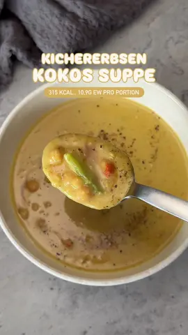 Kichererbsen Kokos Suppe mit roten Linsen  ➡️ ca. 315 kcal. pro Portion 31,2 KH - 10,9 EW - 14,9 F 🕐ca. 30 Minuten ➡️ Das Rezept ergibt 4 Portionen Zutaten: - 1 Dose Kichererbsen (240g) - 1 Dose Kokosmilch (400ml) + 200ml Wasser - 100g TK Paprika in Streifen  - 90g rote Linsen - 400ml Gemüsebrühe - 1 Zwiebel - 1 Knoblauch Zehe - Salz, Curry Pulver  Rezept: 1.   Zwiebeln und Knoblauch kleinschneiden und anbraten  2. Mit Gemüsebrühe ablöschen, Linsen zugeben und ca. 10 min. köcheln lassen (die Flüssigkeit ist dann fast von den Linsen aufgezogen) 3. Kokosmilch und Wasser mit TK Paprika und Kichererbsen zugeben und ca. 10 min. köcheln lassen 4. Einlage entnehmen und den Rest der Suppe pürieren, Gemüse wieder zugeben, mit Salz und Currypulver abschmecken und servieren 👩🏽‍🍳 Folgt @sallys.foodrista für mehr simple & Kalorienfreundliche Rezepte ✨ #Suppe #rezept #abnehmen 