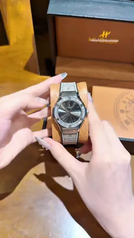 Mẫu HBL xám trẻ trung tone da, đủ sz nam nữ nhé cả nhà🤍#xuhuong2025 #donghonu #donghodep #watch #nghiendongho 
