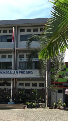 KEJATI SUMBAR - Senin, 13 Oktober 2025, Kejaksaan Tinggi Sumatera Barat kembali menyapa dunia pendidikan lewat program “Jaksa Mengajar”, kali ini di SMK Negeri 9 Padang. Sebanyak 12 Jaksa turun langsung ke 8 kelas, membawakan materi tentang etika, tanggung jawab, dan batasan hukum di dunia digital. Program ini akan berlangsung selama satu semester dengan total enam kali pertemuan. Program “Jaksa Mengajar” adalah wujud komitmen Kejati Sumbar untuk menumbuhkan kesadaran hukum, mencegah pelanggaran sejak dini, dan membentuk generasi muda yang cerdas, berintegritas, serta taat aturan. #JaksaMengajar #KejaksaanTinggiSumbar #SMKN9Padang #BijakBermediaSosial #LiterasiDigital    , 