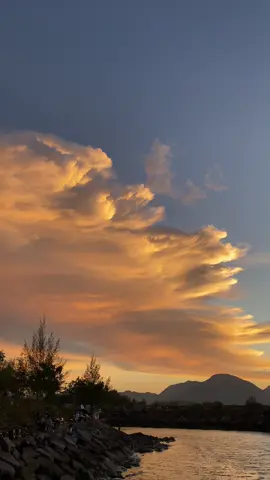 langit banda aceh emang sebagus itu ya, btw candu bgt sama lagu nya #langit #senja #bandaaceh #reggae #oneinamillion 