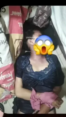 Teka-teka kasus pembunuhan terhadap Anti Puspita Sari alias AP (22) ditemukan tewas di hotal Lendosis Palembang, sabtu kemarin (11/10/2025) mulai memunculkan titik terang. Setelah tim polrestabes Palembang menemukan sejumlah fakta terkait hasil awal penyelidikan kasus pembunuhan sadis tersebut. Apalagi setelah kepolisian mengantongi bukti rekaman CCTV hotel memperlihatkan sosok pria terduga pelaku pembunuhan saat bersama dengan AP masuk ke hotel. Terduga Pelaku bersama dengan AP berada di kamar selama 2 jam hal ini berdasarkan jam check in keduanya pada pukul 16.00 WIB. Dimana pada pukul 18.00 WIB, terduga pelaku pria meninggalkan kamar disewa dan mengunci pintu kamar tersebut. Kapolrestabes Palembang, Kombes pol Harryo Sugihhartono pada Senin (13/10/2025) menjelaskan selain dibunuh, korban juga menjadi korban pencurian sebab sepeda motornya hingga kini tak ditemukan. 