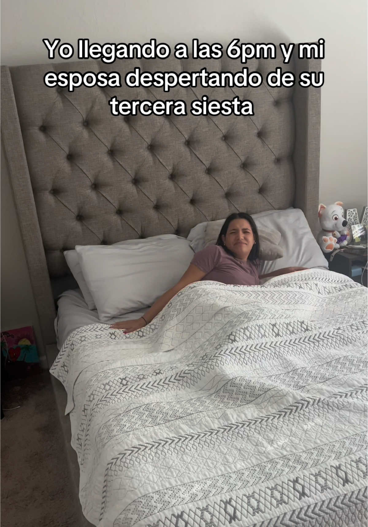 Yo llegando del trabajo a las 6pm y mi esposa despertando de su tercera siesta 😂 #fyp #couple #viral 