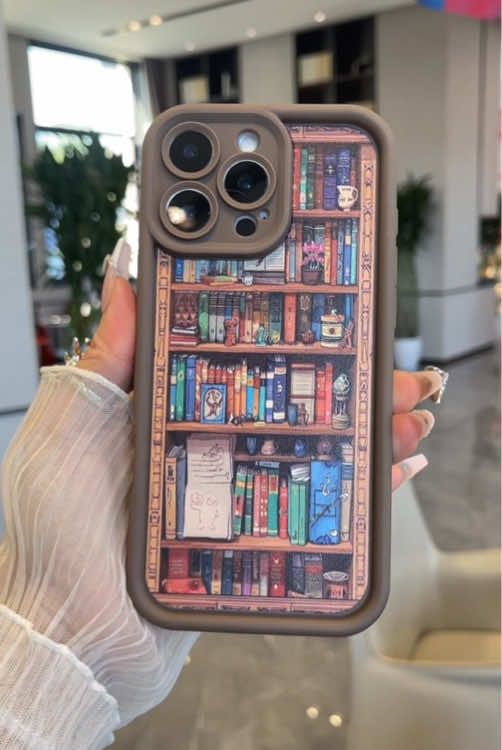 Tiny “Library” on Your Phone! Bookcase Design Case #BookWormEssential #LiteraryPhoneCase #BookishVibes #UniqueAccessories #CoolDesigns