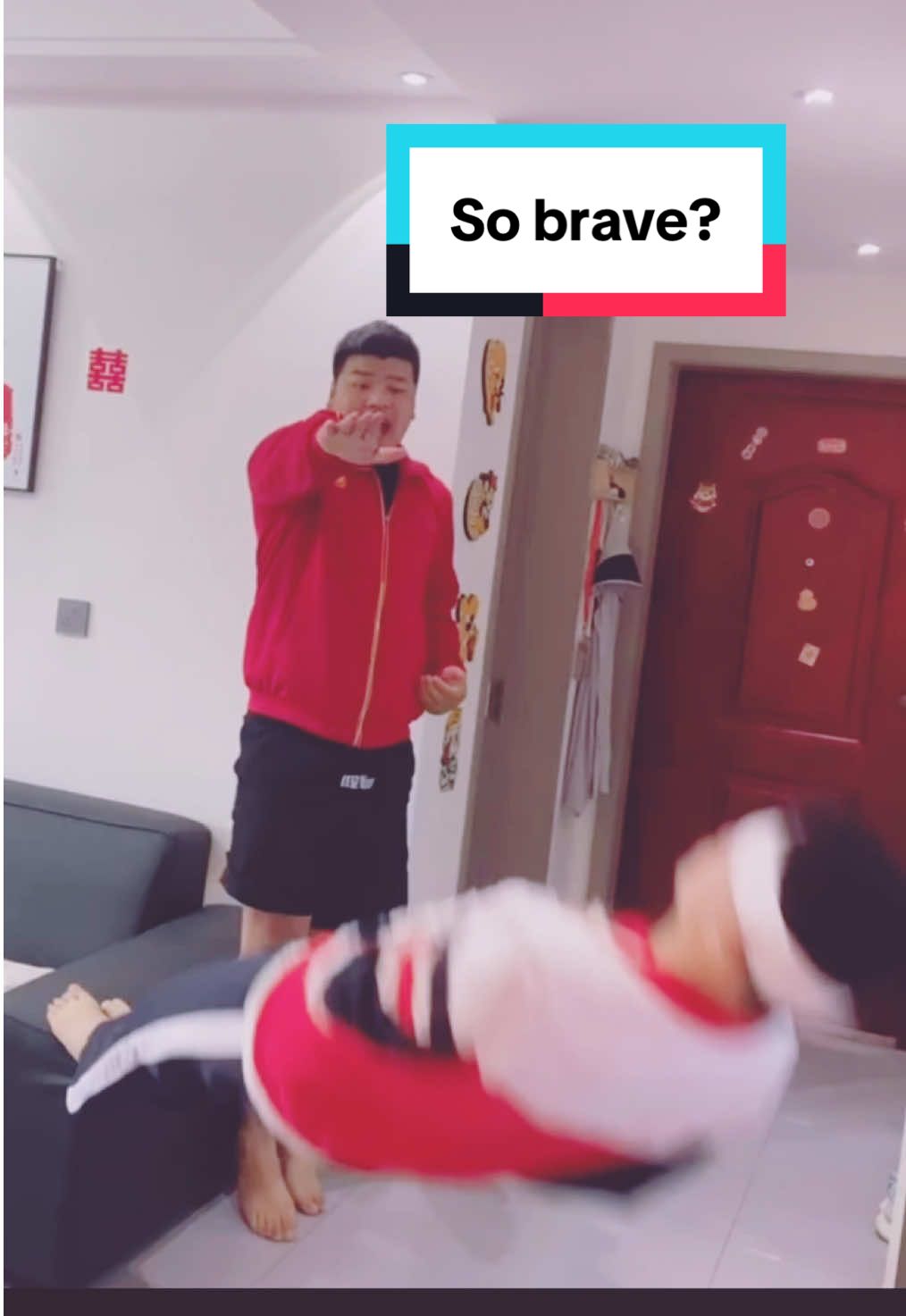 父子三人在家中玩游戏，但是结果你没想到……Father and son are playing games at home, but as a result, you didn't expect … #family #fyp #game #fatherandson #surprise 