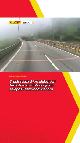 15 OKT 25: SEBUAH lori terbabas merintangi jalan di Kilometer (KM) 257, Lebuh Raya Utara Selatan arah utara selepas Terowong Menora di Ipoh pagi tadi telah mengakibatkan aliran trafik sesak. Klik kotak hijau untuk berita lanjut 📰  #trendingnewsmalaysia #beritaditiktok #fyp #terowongmenora #terbalik 