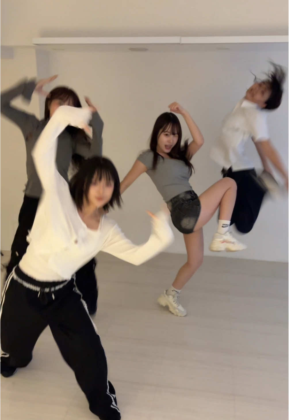 現実...🫣？ @🏮 珊瑚　ＳＡＮＧＯ 🏮 @junnadayoo15 @リリカ🥝💖 @🙂ひひ heehee🙂  #httpi #ほっとぴー #ポーズシャッター 
