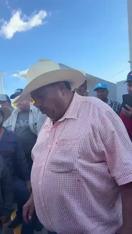 🚨 Agricultores de la #RegiónCiénega dejarán pasar a los vehículos en la autopista Guadalajara - Maravatío, en la caseta de #Ocotlán . Lo anterior porque se están viendo afectados niños y niñas que vienen en los vehículos que están atorados en el tráfico derivado del bloqueo. Ricardo Hernández, uno de los líderes de los maiceros, pidió a los agricultores que no se vayan a pesar de que esté abierta la circulación. #Campo #Maiceros 