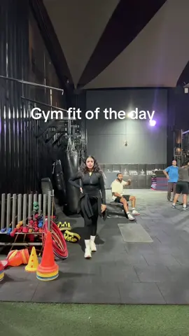 There was a whole CrossFit class ongoing next to me . 