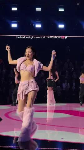 everyone was a baddie 😭😭🪽🪽🪽🎀🎀💕💕💕🫶🏼🫶🏼🫶🏼 @Victoria’s Secret my eyes are still shook @TWICE #twice #twice_tiktok_official #victoriassecret #victoriassecretfashionshow #victoriassecretangel 