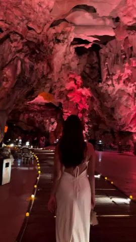 Lần đầu ăn tối trong hang động- Hang Ngọc Rồng triệu năm tuổi. Phải chăng mẹ thiên thiên đã quá ưu ái cho Quảng Ninh rồi#halong #hangngocrong #hangdong #dulichhalong 