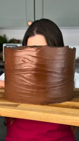 Cake Batter Ingredients: 4 eggs 275g sugar 150ml oil 100ml milk 100g cocoa powder 200g wheat flour 20g baking powder Distribute the batter into 3 pans of 17cm each and bake in a preheated oven at 180°C for 30 minutes. --- Filling Ingredients: 1kg milk chocolate 600g heavy cream (or cream) 60g butter #foryoupage #chocolatecake #cake #homemade #fypシ゚viral 