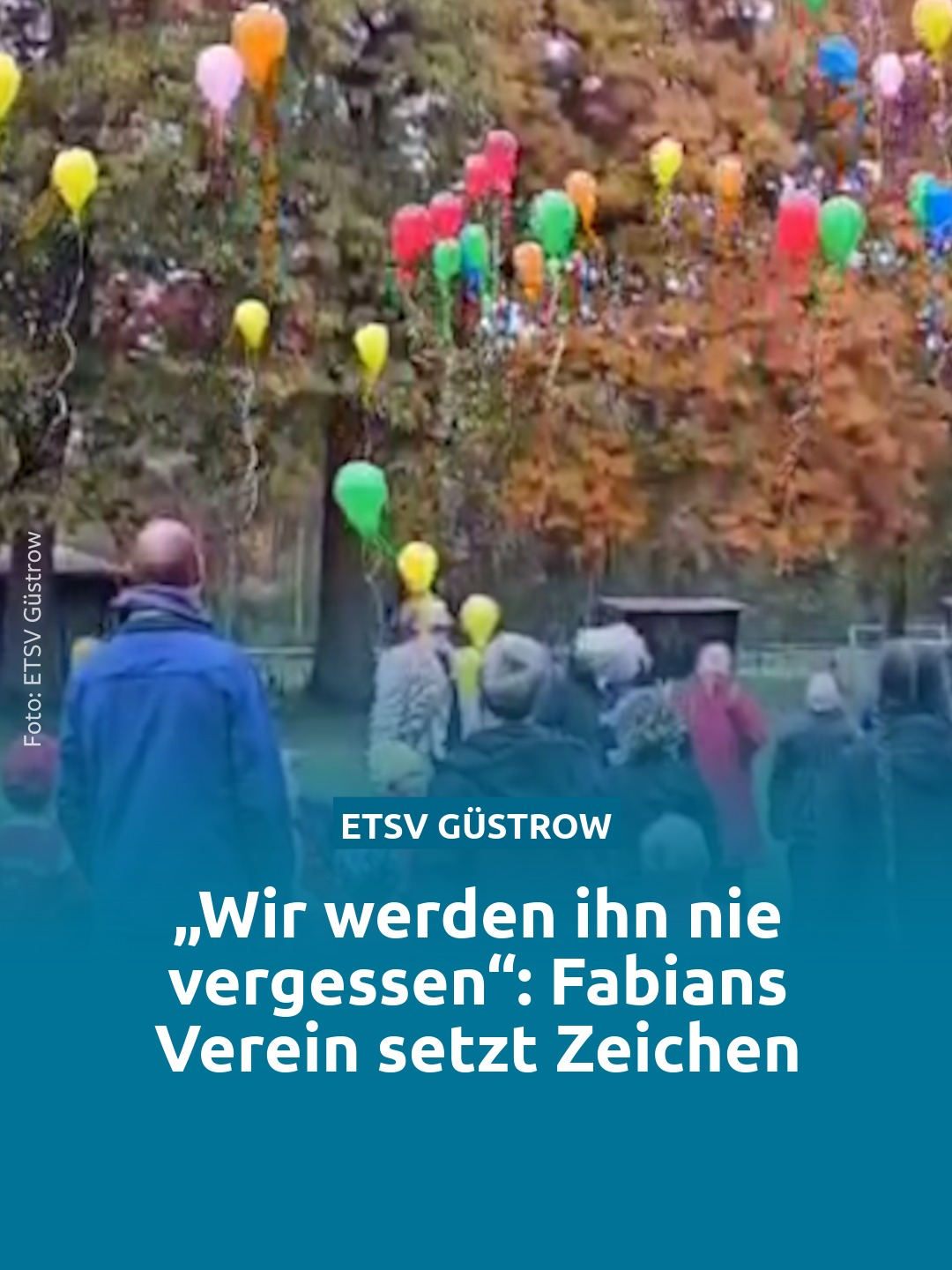 🎈Mit einer herzzerreißenden Aktion hat Fabians Verein um den Achtjährigen getrauert. Fabian spielte in Güstrow beim ETSV Güstrow Fußball. 😔 „Wir werden Fabi nie vergessen und wünschen den Eltern, Verwandten und Freunden von Fabi viel, viel Kraft und herzliches Beileid“, sagt Jan Boralewski, der stellvertretende Vereinsvorsitzende. 👮‍♂️ UPDATE: Bei der gefundenen Kinderleiche handelt es sich um den vermissten Fabian. Das belegen Obduktion und DNA-Analyse zweifelsfrei. 👉 Mehr dazu findet ihr über den Link in unserer Bio. #Fabian #Trauer #Güstrow