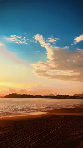 Admirando un amanecer hermoso 🤩 🌅✨🌻 MANZANILLO, COLIMA.  #atardecer #manzanillo #relax #arenaysol #marazul 