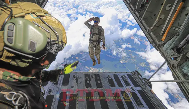Keberanian dan kepakaran anggota 21 Gerup Gerak Khas terus diasah menerusi Eksesais Hamad Tiger Siri 2/2025 yang menyaksikan Panglima 21 GGK, Mej Jen Dato’ Ahmad Shuhaimi Mat Wajab turut melaksanakan Latihan Friendship Jump dalam kategori Static dan Freefall bersama Bahrain’s Royal Guard Defence Forces di Pangkalan Udara Kuantan pada 16 Okt 2025. #following #TDM #trending #viraltiktok #kuantan 