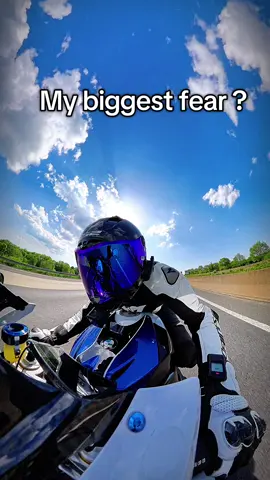 Meine größte Angst: das Death Wobble. 💀 Speed, Freiheit, Respekt - immer safe bleiben auf der Straße. 🏍️  #deathwobble #highspeed #bikerlife #autobahn #fyp 