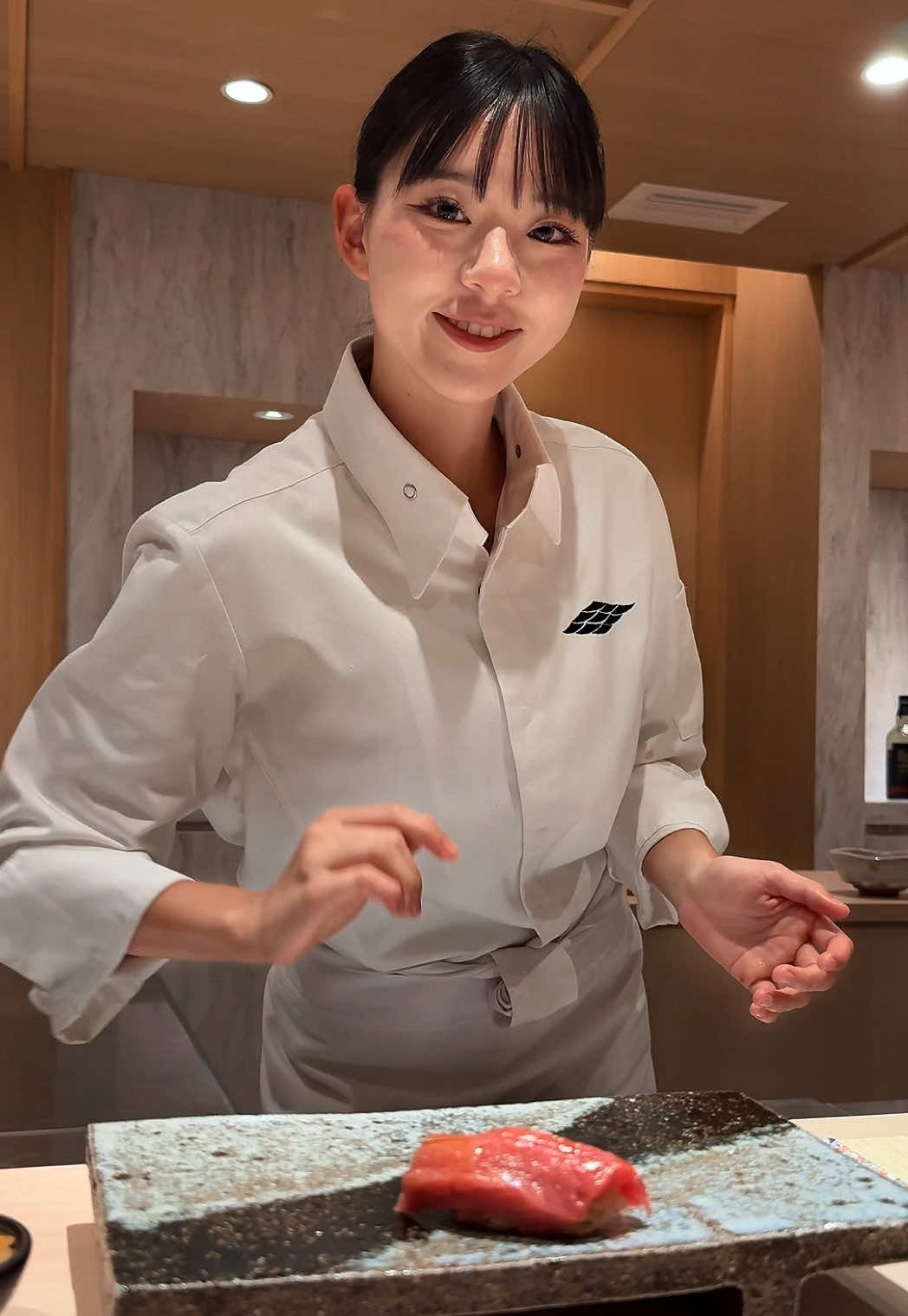 美しすぎる鮨職人が握る本格熟成鮨🍣【難波　鮨利他】 熟成鮨おまかせコース　14,800円(税込) 大切な人へ向けてや自分へのご褒美に行きたい鮨が大阪難波にある！ このお店は熟成にこだわり、時間をかけてじっくり魚の旨みを引き出している シャリの酢加減や温度にもこだわり、職人が丁寧に一貫一貫握る 大切なお客様に来てよかったと思ってもらえるよう、鮨の味だけでなく笑顔、サービス、おもてなしにおいて最高の時間 『一貫で出会い、一口で笑顔に。』という彼女の想いをぜひ味わってほしい！ 鮨を通して自分の可能性試し続けたいという彼女は、お客様スタッフへの感謝の気持ちを大切にし今日も美味しいお鮨を追求しています！ とろけるような食感とネタの旨味が本当に美味しかった！ どれも食材の良さや個性を独自に引き出していて何を食べても幸せな気持ちになるよ！ ごちそうさまでした🐺 ⁡ 🚃難波駅から徒歩12分 💺18席 📍 大阪府大阪市中央区西心斎橋2-6-7 s-Front道頓堀 3F ⏰10:30-19:00 #japanesefood #sushi