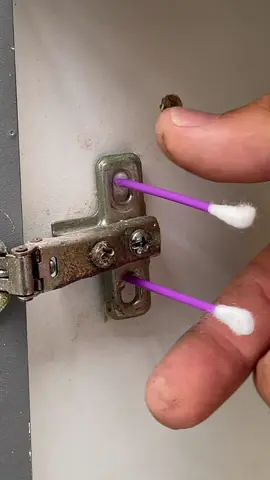 The secret of furniture builders 🪄🚪 Two cotton swabs, a drop of glue, zero stress. #USA #DIYFix #PerfectFurniture 