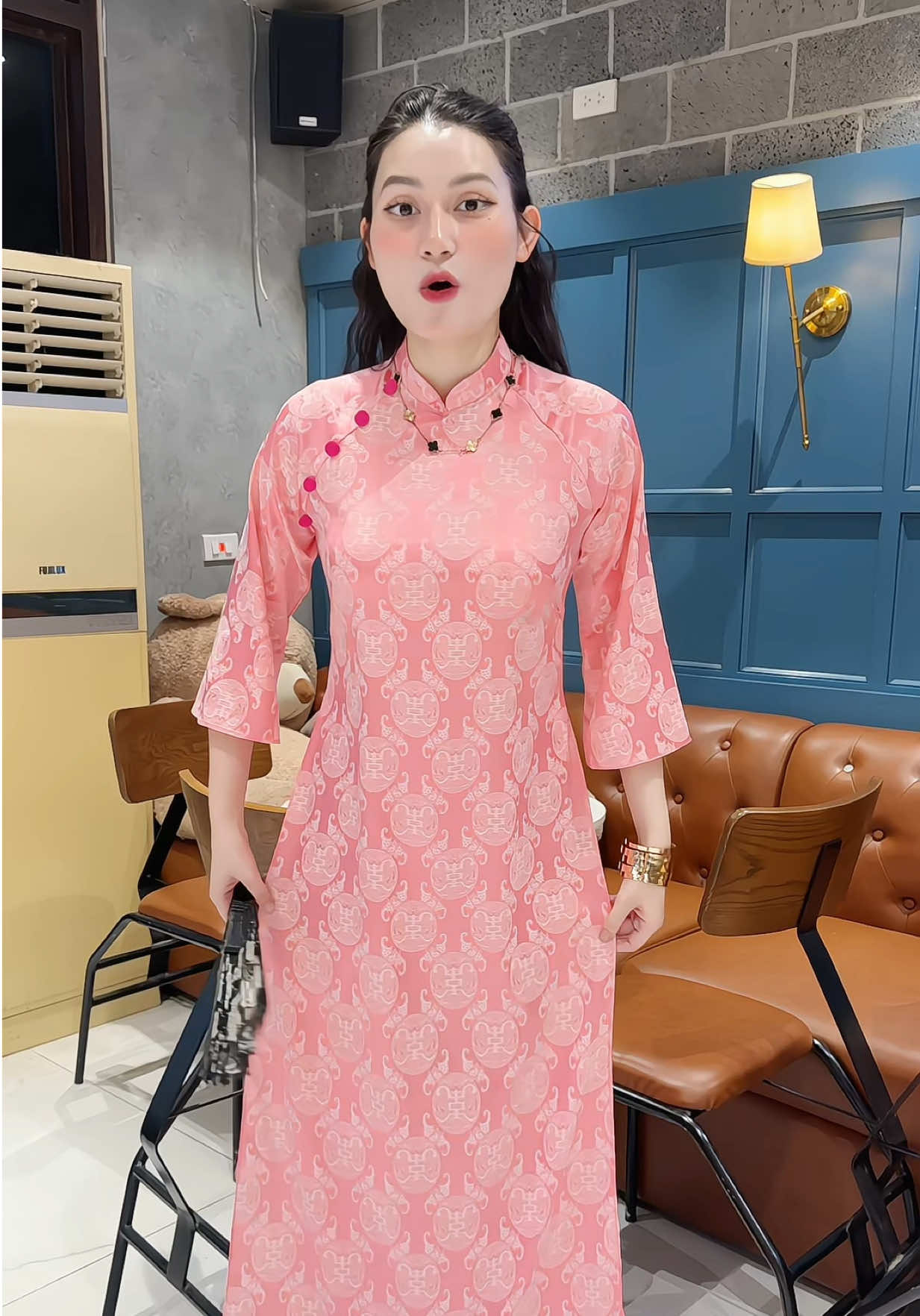 Áo dài gấm lụa truyền thống #aodaicachtan #aodailua #aodaitet #aodaicuoi #aodaidep #aodaitruyenthong 