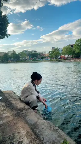 Công đức phóng sanh không thể hạn lượng. Trong kinh dạy rằng: Muôn loài chúng sanh đều có tánh Phật, chỉ vì mê vọng nhân duyên nên khiến cho thăng trầm khác biệt. Cho đến sanh tử luân hồi trở thành quyến thuộc với nhau, thay đầu đổi mặt chẳng nhìn ra nhau được nữa. Nếu phát được tâm hỷ xả, khởi niệm từ bi, người chuộc mạng phóng sanh thì đời này ít bệnh sống lâu, tương lai chứng được quả Bồ Đề. #hashtags #capcutvelocity #CapCut #phậtphápnhiệmmầu 