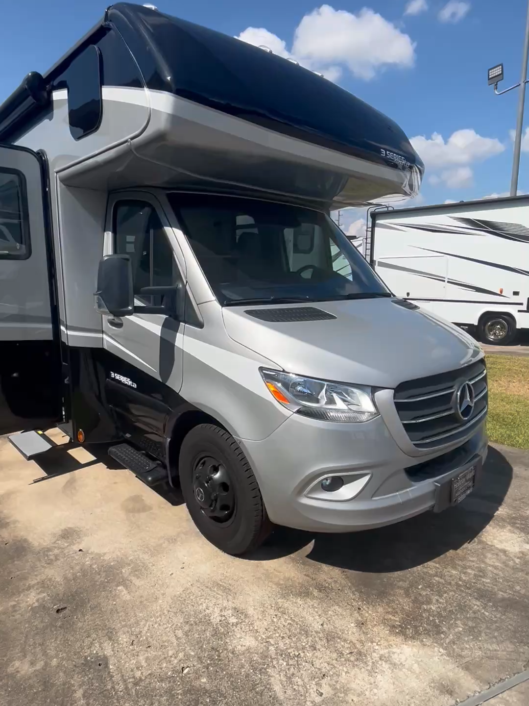 🚨 MODEL YEAR CLOSEOUT SALE! DON’T MISS OUT! 🚨 !NEW! 2025 Dynamax isata 3 24FW Class C Diesel Motorhome Sale Price $139,997! Save $64,585! Payments as low as $885/mo. Call Now 281-371-7200 !📍Visit us today or view online https://www.hwhrv.com/product/new-2025-dynamax-isata-3-24fw-2590458-17 Stock# DIC2507 #holidayworldrv #holidayworldofkaty #aworldofdifference #dynamaxrv #dynamaxisata #rvliving #homeonwheels #adventureawaits