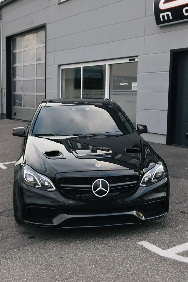 5.5l —>V8 Biturbo 1000ps + VIP Umbau  Der Mercedes-AMG E63 W212 – für viele ist er der Inbegriff der alten AMG-Schule. Keine Kompromisse, keine Filter, einfach rohe Kraft auf vier Rädern. Der W212 war einer der letzten echten Biester mit Charakter – gebaut in einer Zeit, in der AMG-Motoren noch von Hand in Affalterbach gefertigt wurden. “One Man, One Engine” – das stand nicht nur auf der Plakette, sondern auch für eine Philosophie: maximale Leistung, maximale Emotion. Unter der Haube arbeitet der berühmte M157 – ein 5,5-Liter-V8-Biturbo, der schon im Serienzustand alles andere als zurückhaltend war. Mit seinem brutalen Drehmoment, seinem unverwechselbaren Sound und der unaufhaltsamen Wucht war der E63 W212 schon ab Werk ein echter Straßenhammer. Und genau deswegen ist er bis heute so beliebt – ein Wolf im Business-Anzug, der jederzeit ausbrechen kann. Elegant, aber gefährlich. Schnell, aber kultiviert. AMG eben. Doch es gibt Menschen, für die selbst das noch nicht genug ist. Für die 557 oder 585 PS keine Endstation sind – sondern erst der Anfang einer ganz anderen Liga. Genau da kommt GAD ins Spiel. Dieser E63 hier ist kein gewöhnlicher AMG mehr. Dieses Auto ist Stage VIP by GAD – ein Fahrzeug, das sich in einer eigenen Dimension bewegt. Extra aus der Ukraine angereist, um hier in Deutschland das volle GAD-Programm zu bekommen. Und das Ergebnis? Über 1000 PS pure Gewalt. Kein Scherz – vierstellig, gemessen, erprobt, unfassbar. Der 5,5-Liter-Biturbo wurde komplett überarbeitet. Nichts ist mehr Serie. Kolben, Pleuel, Turbolader, Downpipes, Abgasanlage, Luftfilter – alles neu, alles auf maximale Performance ausgelegt. Der Motor wurde von Grund auf verstärkt, um den enormen Druck auszuhalten, der jetzt unter der Haube herrscht. Jeder Bauteil wurde angepasst, berechnet, getestet – damit dieser AMG nicht nur auf dem Prüfstand glänzt, sondern auch auf der Straße. Die GAD Stage VIP steht für das absolute Maximum. Für ein Setup, das weit über Software hinausgeht – hier sprechen wir von kompletter Motoroptimierung, präziser Abstimmung, perfekter Balance zwischen Leistung, Haltbarkeit und Alltagstauglichkeit. Der Sound? Brutal. Der Schub? Endlos. Dieses Auto reißt Asphalt auf und sorgt gleichzeitig für Gänsehaut – vom ersten Turbopfeifen bis zum letzten Gang. Wer einmal erlebt hat, wie dieser E63 die Straße entlangschießt, weiß, dass das keine einfache Limousine mehr ist. Das ist pure Ingenieurskunst, verbunden mit Leidenschaft und Mut. Ein Projekt, das zeigt, was möglich ist, wenn Perfektion und Wahnsinn Hand in Hand gehen. Und das Beste daran: Er ist fahrbar. Trotz über 1000 PS, trotz monströser Kraft – das Auto fährt sauber, präzise, kontrolliert. Genau das ist der Unterschied zwischen einem Tuning-Projekt und echter Entwicklungsarbeit auf höchstem Niveau. Dieser GAD E63 W212 ist mehr als nur ein AMG. Er ist ein Statement. Ein Stück Technikgeschichte, das zeigt, dass Performance keine Grenzen kennt. Aus der Ukraine nach Deutschland gekommen – um als Stage-VIP-Monster wieder zurückzukehren. Ein echtes Meisterwerk auf Rädern. #e63 #e63amg #amg #gadmotors #tuning 