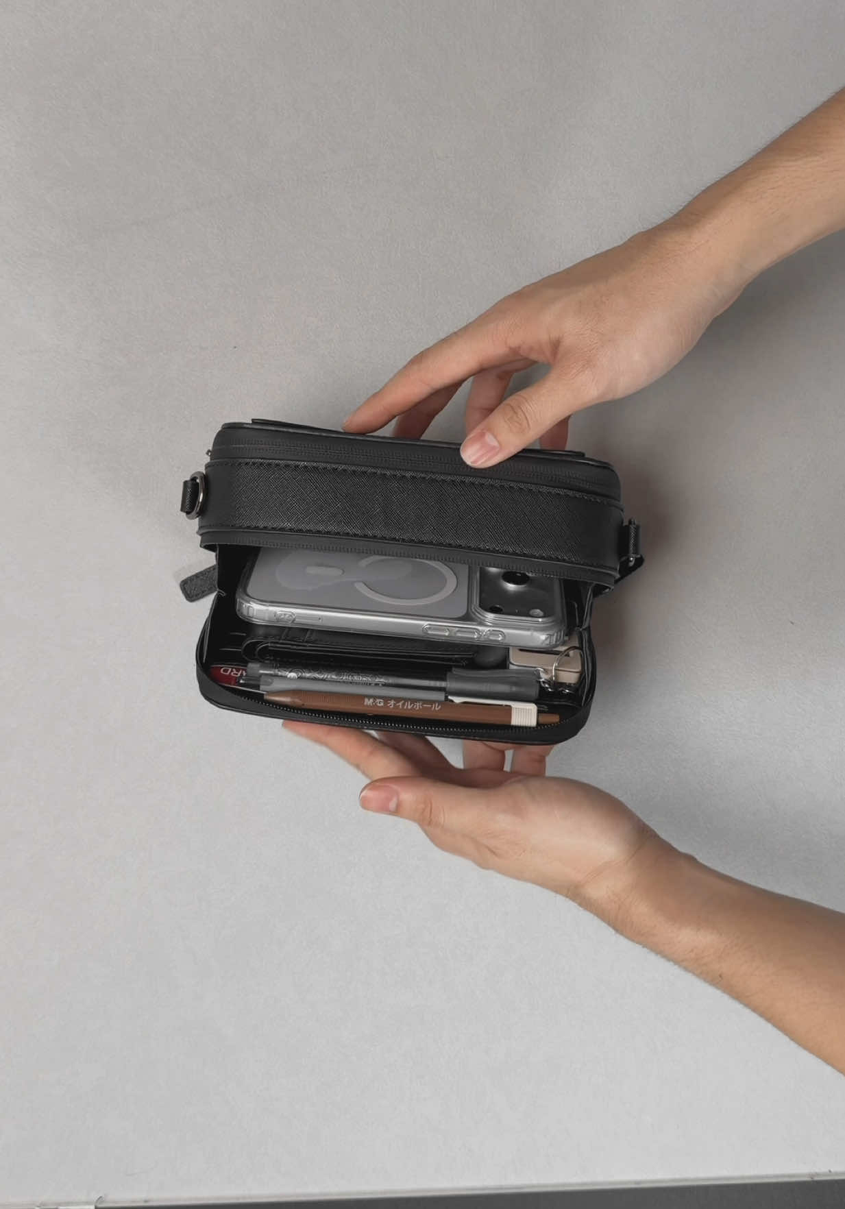 MCR GEN4 ทรงกล่องแต่ใส่ของได้เพียบ! กระเป๋าสะพายข้างทรงกล่อง 🇹🇭 เรียบดูดี ไม่ตะโกน AGENTLE #AGENTLE #กระเป๋า #กระเป๋าสะพายข้าง #bag #whatsinmybag 