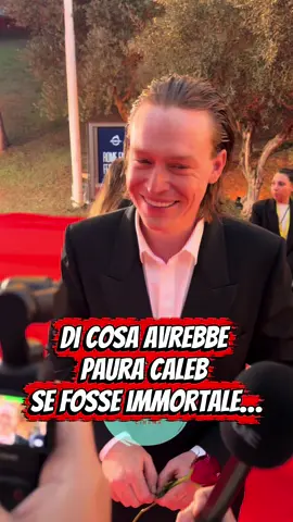 Alla premiere di #dracula a Roma, Caleb Landry Jones ha scherzato con noi rispondendo alla domanda: 