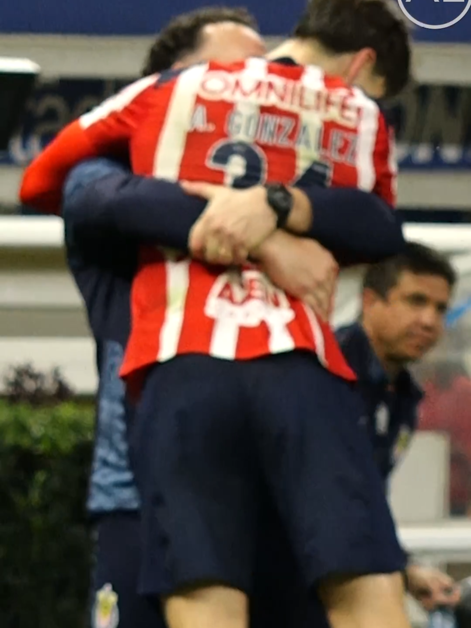 🔥 EL ENORME FESTEJO DE GABRIEL MILITO con ARMANDO #hormigagonzalez en el #clasicotapatio #chivas #atlas