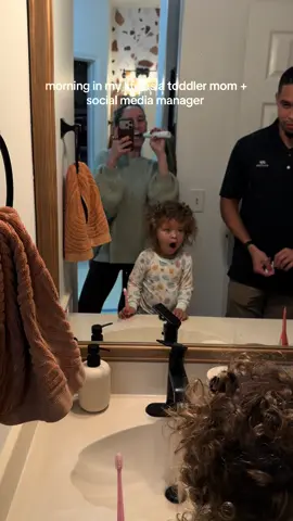 an early morning content day for @hillwood.nutrition 😊 #sahm #stayathomemom #socialmediamanager #ditlofamom #morningroutine 