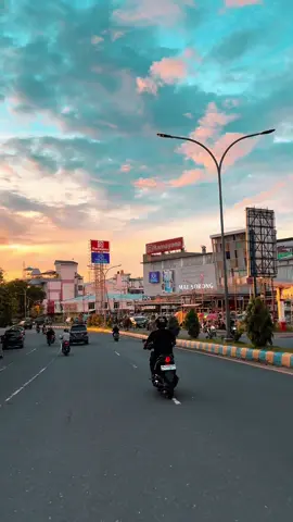 sa, ko, dan senja di kota sorong✨🫠 #papuabaratdaya #kotasorong #senjasorehari #fypシ #fypdongggggggg 
