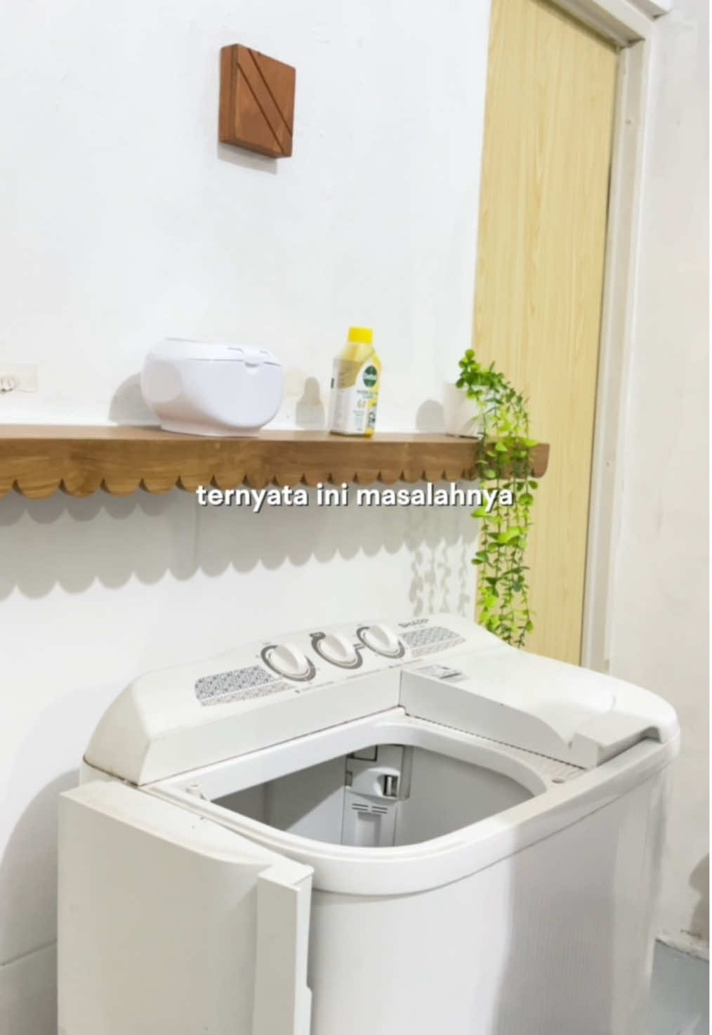 bersihin mesincuci udah gaperlu bongkar bongkar lagi,yang ada malah rusak nanti. ternyata pake dettol cuma sekali puteran lngsng keluar semua kotorannya! keren sih👀✨