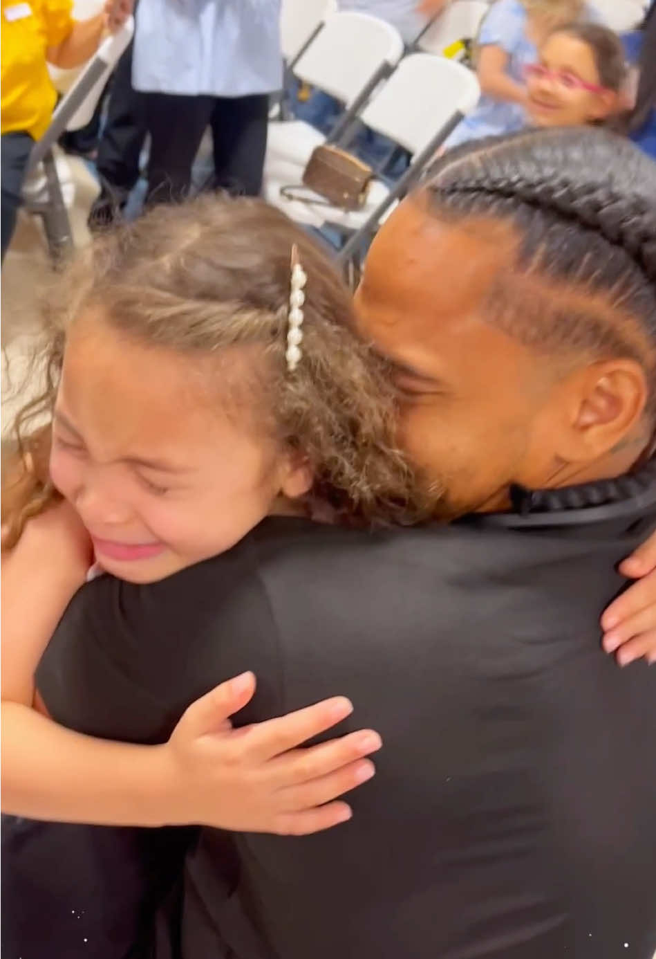 Father's Joyful Reunion with His Daughter#backhome #surprisereaction #dadsgirl #dadslove #emotional 
