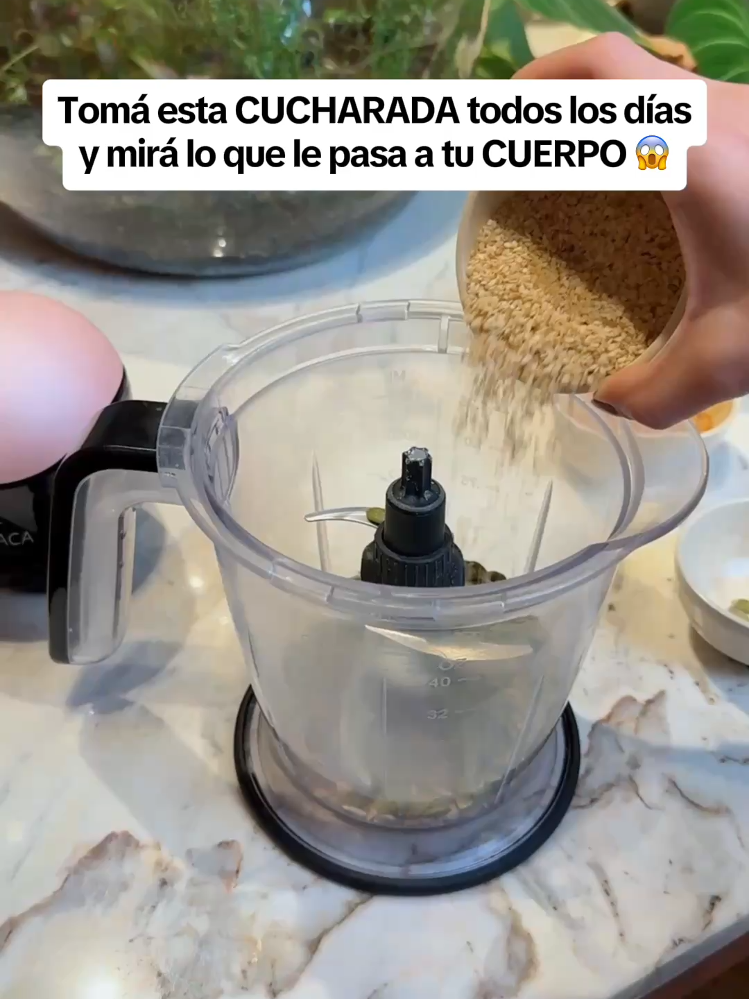 Si sentís cansancio, tensión muscular o bajo rendimiento mental, esta mezcla puede ser tu aliada: ✨ Receta: 5 cucharadas de semillas de zapallo (calabaza) 5 cucharadas de sésamo 5 cucharadas de linaza 5 cucharadas de chía 5 cucharadas de semillas de girasol Triturá todo y guardá en un frasco cerrado, en la heladera. 💧 Si las dejás hidratar de un día para otro en agua, leche vegetal o yogur, potenciás sus efectos beneficiosos para el intestino. 🥄 Modo de uso: Consumí 1 cucharada por día, junto con frutas, yogur, ensaladas o en tus recetas. ✅ Rica en magnesio, hierro, zinc, selenio, vitamina E y omega 3. ✅ Ayuda al foco, energía, TPM, inmunidad y relajación muscular. Compartí esta receta con tus amigas de seguro les va a encantar! 😉
