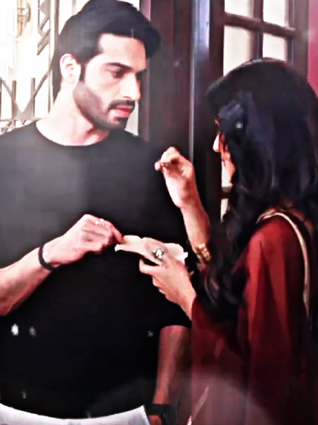 : Nghĩ đi nghĩ lại thì Dev là người tội nhất trong căn nhà Parekh này. Gia đình anh âm mưu hại gia đình của Brinda nhưng anh chẳng hề hay biết gì Bên anh có 1 cô vợ mà anh hết sức yêu thương nhưng cô ấy chỉ đến bên anh vì báo thù, sau này cô cũng dần yêu anh nhưng xung đột lại dồn dập đến khiến cả 2 không ngừng hiểu lầm về nhauAnh còn có cả cô vợ 2 ham vật chất hơn tình yêu, vốn dĩ ban đầu là vì anh nhưng sau này lại vì ngọc rắn Đến cuối cùng người thương anh nhất trong căn nhà đó chỉ có bà nội và Brinda. #thiendynaagin #naagin4 #eđit #xuhuongtiktok #xuhuong 